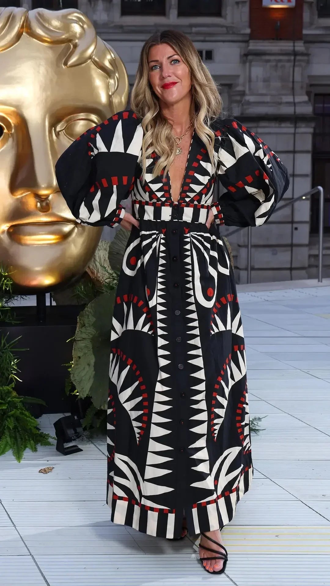 49407532368192|49407532400960|49407532433728