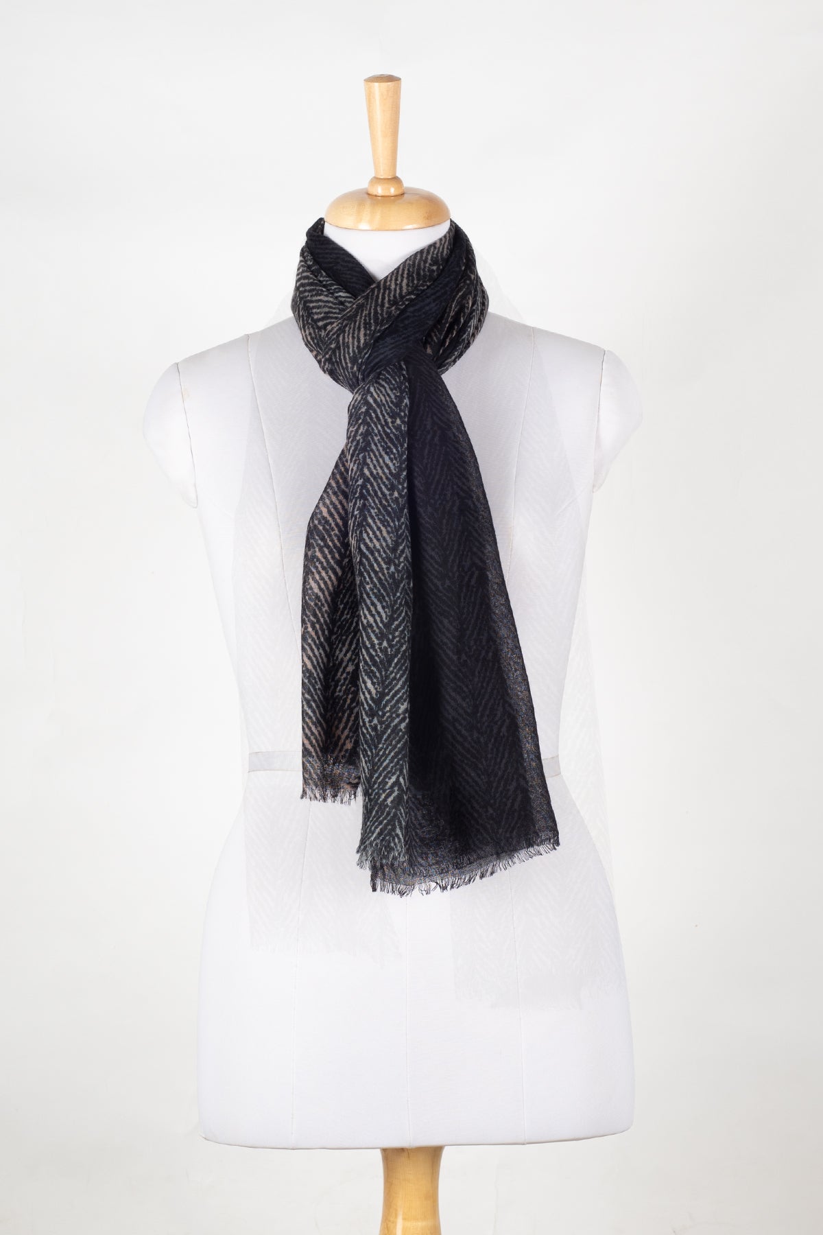 Shades of Chevron Fine Wool Scarf – Black White | SVEŽElife