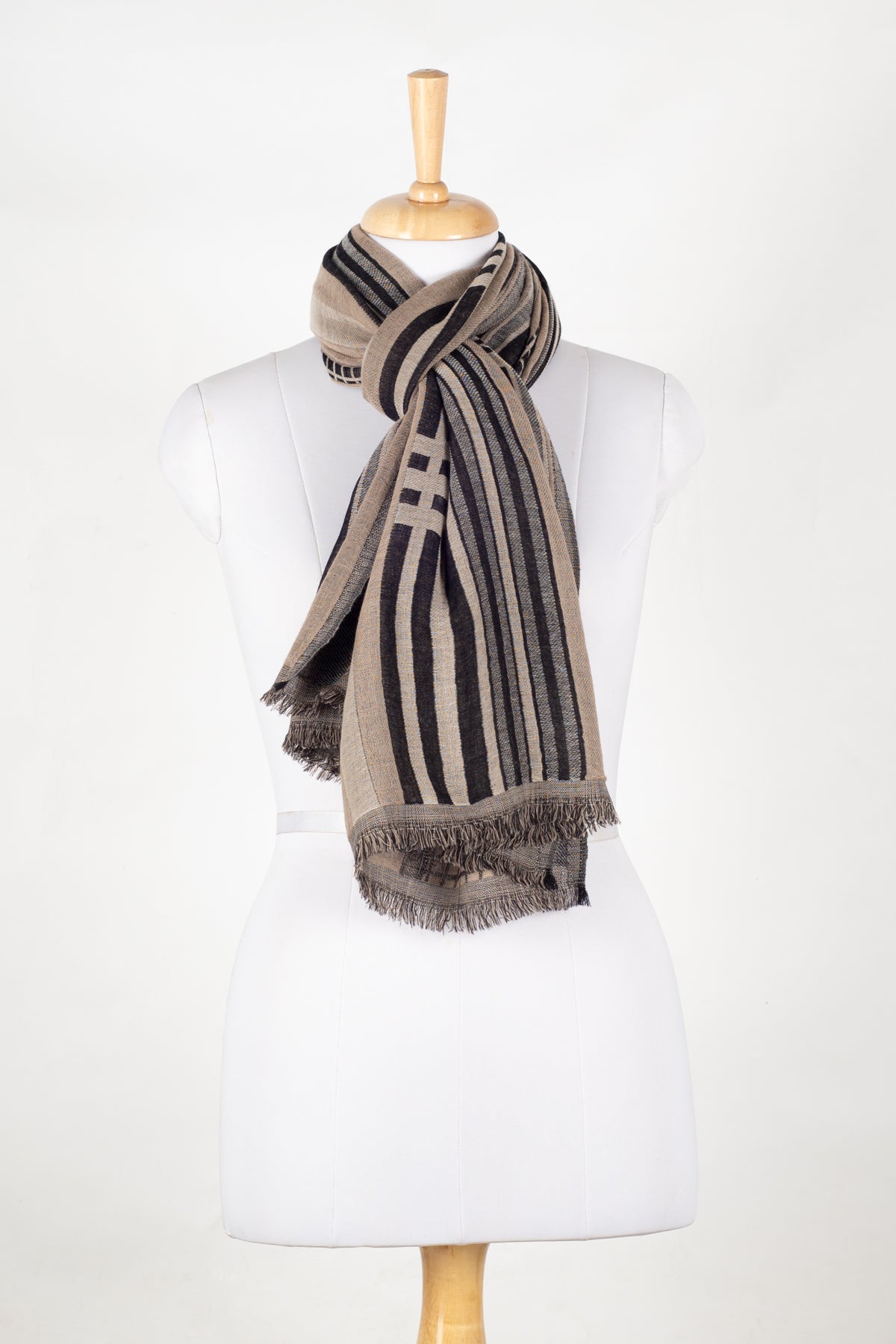 Checks & Stripes Abstract Fine Wool Jacquard Scarf – Black | SVEŽElife
