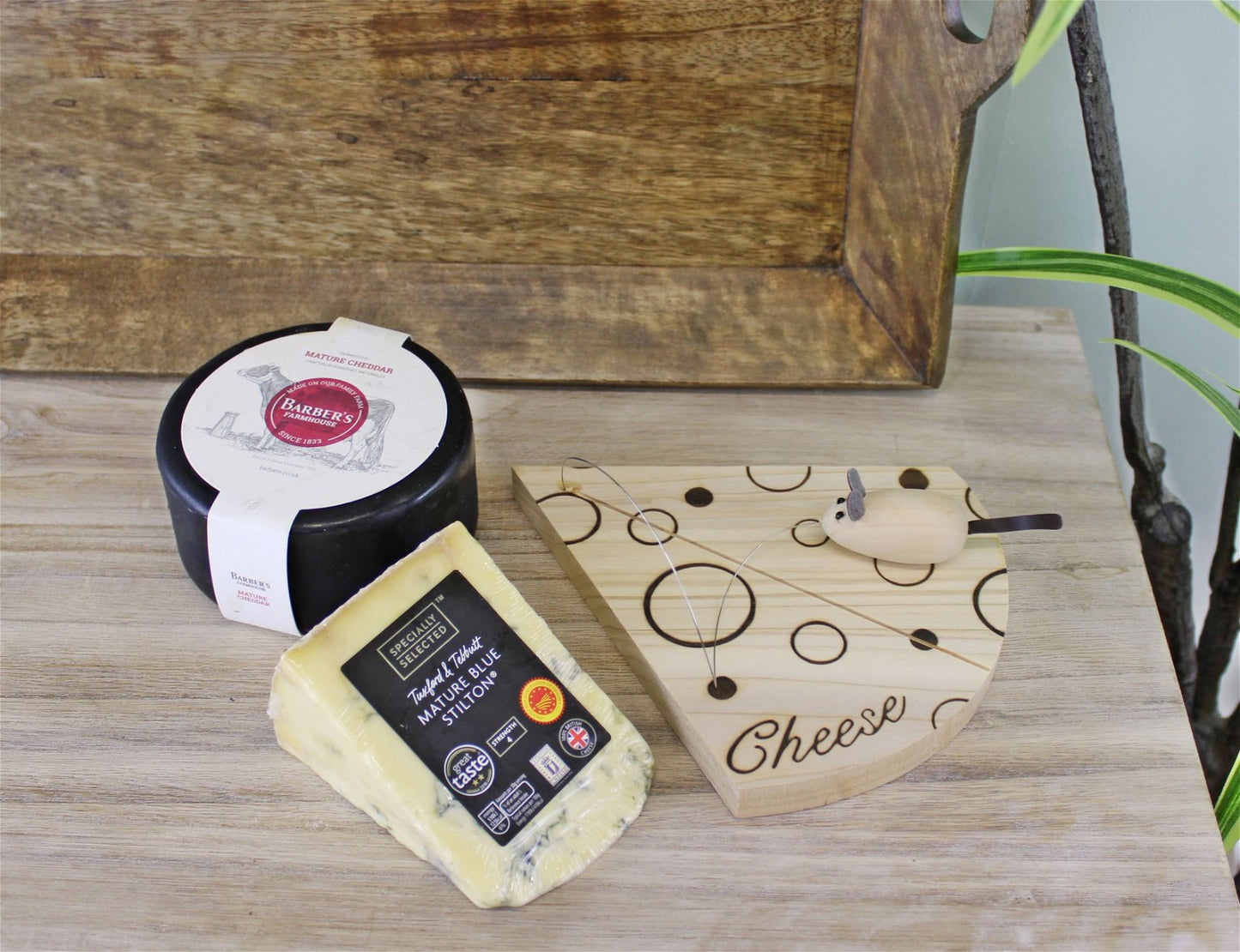 Handcrafted Cheese Board With Wire And Mouse - Kaftan direct
